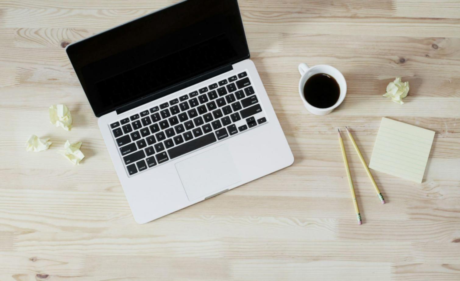 Bureau moderne avec tableaux d'analyse financière